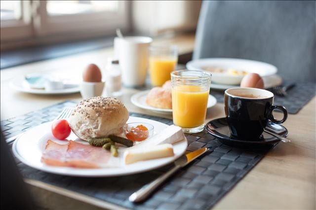 Ontbijt met broodjes met koffie