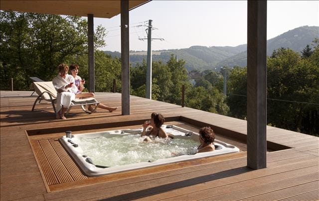 Wellness - jacuzzi in buitenterras