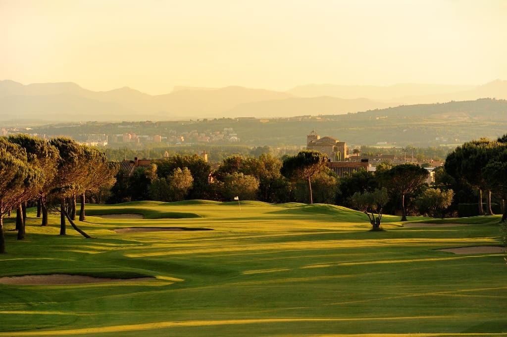 golf vakantie spanje costa brava hotel Peralada  peralada-13th-church[1]