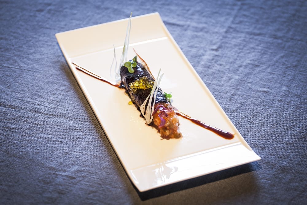 CANELO DE PAPER D,OLIVA AMB TARTAR DE TOMATA I CEBA TENDRE 1 1
