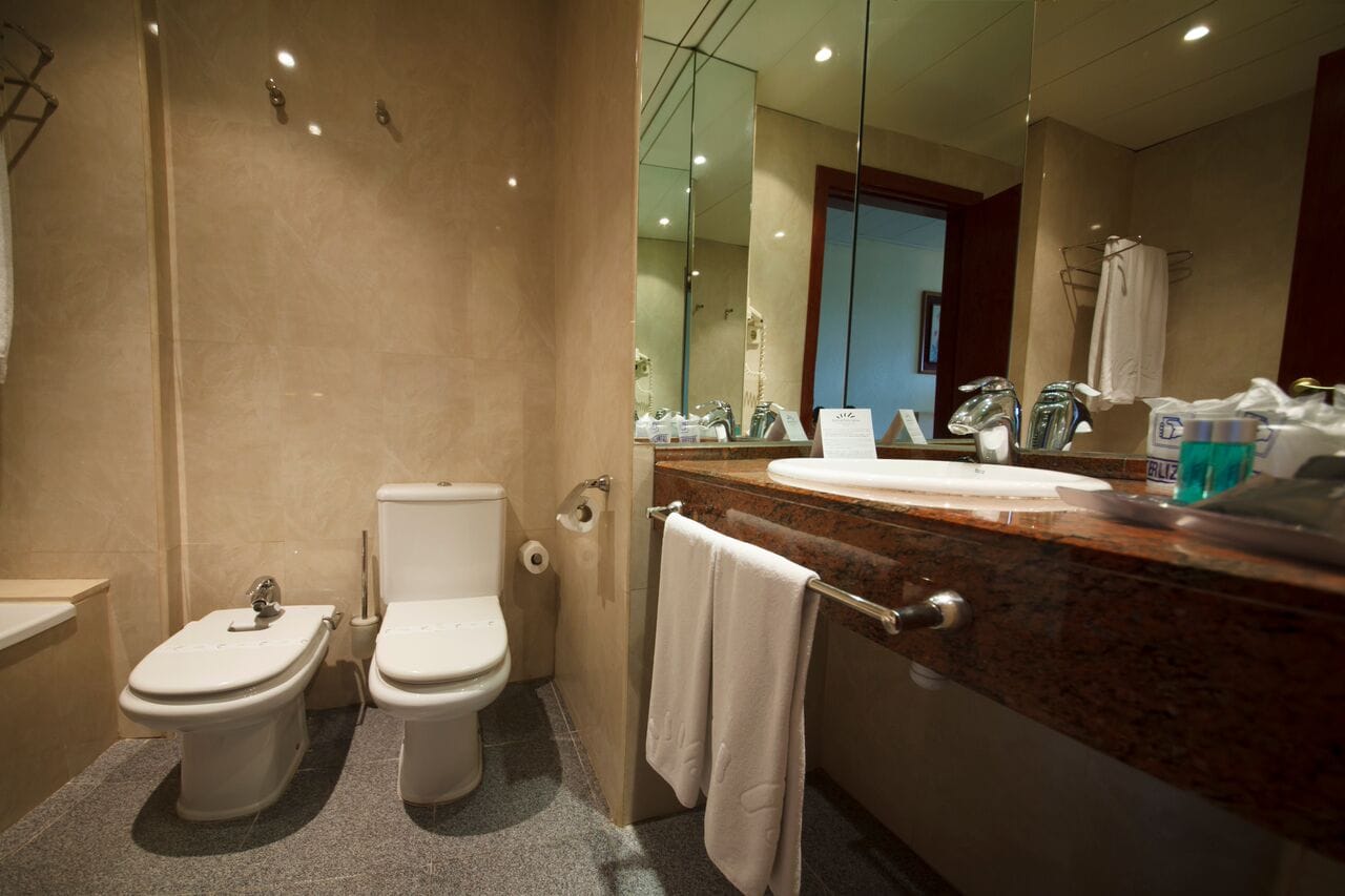 Golf vakantie spanje Hotel Estival park badkamer