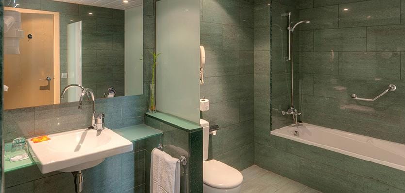 Golf vakantie spanje Hotel Tryp Port Cambrils  badkamer