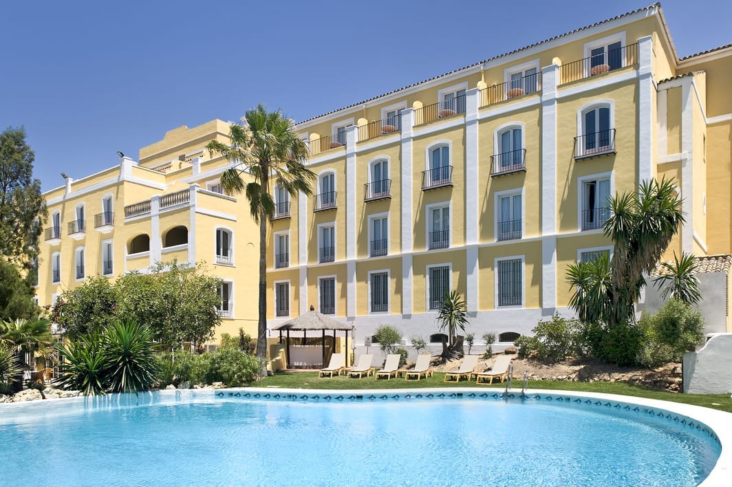 Zwembad met hotel