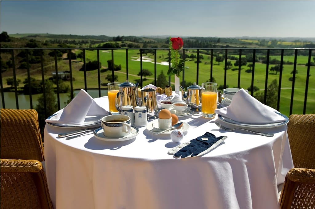 Terras met golfbaan