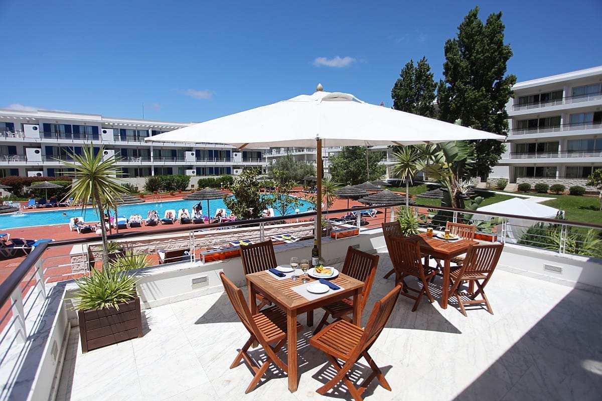 Terras met zwembad