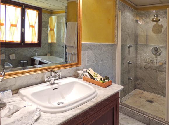 Hotel Inglaterra Sevilla golf vakantie  badkamer