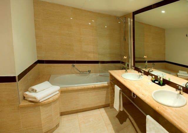 HOtel Bonalba BAthroom