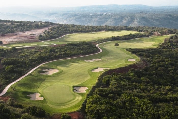 Costa Navarino;Navarino Hills kijkt uit over het landelijke landschap van Messinia met ruige bergen en kleine dorpjes.
Deze 18-holes baan par 72 is 6.280 meter lang en completeert de uitdagende ervaring die is ontworpen om de meest ervaren golfers uit te dagen in een andere landschapsomgeving.

Naast de twee golfbanen ligt The Hills Clubhouse. Het clubhuis van 2.500 m² is ontworpen door de veelgeprezen architect Lubomír Zeman en gebouwd met behulp van lokale stenen materialen. Het is gecreëerd met als doel klasse A+ te bereiken op het gebied van energie-efficiëntie en is voorzien van fotovoltaïsche panelen.