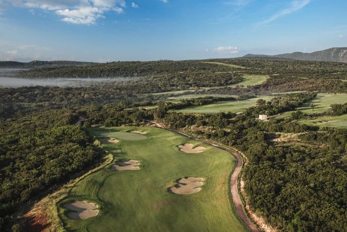Costa Navarino The Westin;  Dune Course, Bay Course, The Hills en International Olympic Academy Golf Course.

Door deze 4 golfbanen van wereldklasse: Costa Navarino Dune Course en Bay Course, staat Griekenland in één klap op de kaart als ultieme golfbestemming. De lofuitingen in de internationale golfwereld over beide signature golfbanen zijn overweldigend. Zowel Dune Course als Bay Course behoren direct tot de fraaiste banen van Europa en bieden voor golfers van elk niveau een uitdaging.