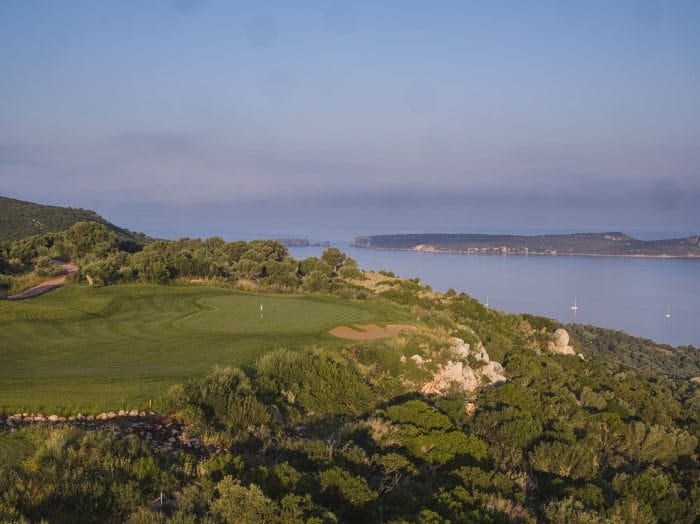 Costa Navarino The Westin;  Dune Course, Bay Course, The Hills en International Olympic Academy Golf Course.

Door deze 4 golfbanen van wereldklasse: Costa Navarino Dune Course en Bay Course, staat Griekenland in één klap op de kaart als ultieme golfbestemming. De lofuitingen in de internationale golfwereld over beide signature golfbanen zijn overweldigend. Zowel Dune Course als Bay Course behoren direct tot de fraaiste banen van Europa en bieden voor golfers van elk niveau een uitdaging.