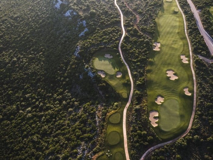 Costa Navarino The Westin;  Dune Course, Bay Course, The Hills en International Olympic Academy Golf Course.

Door deze 4 golfbanen van wereldklasse: Costa Navarino Dune Course en Bay Course, staat Griekenland in één klap op de kaart als ultieme golfbestemming. De lofuitingen in de internationale golfwereld over beide signature golfbanen zijn overweldigend. Zowel Dune Course als Bay Course behoren direct tot de fraaiste banen van Europa en bieden voor golfers van elk niveau een uitdaging.