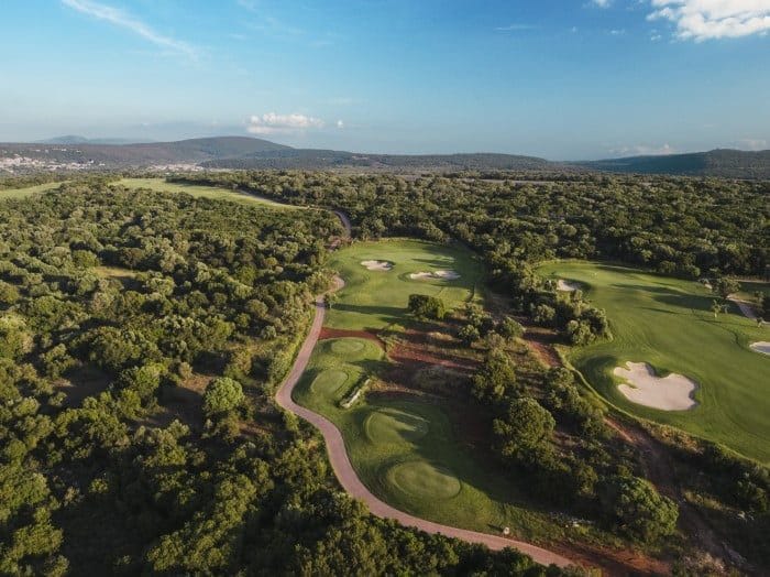 Costa Navarino The Westin;  Dune Course, Bay Course, The Hills en International Olympic Academy Golf Course.

Door deze 4 golfbanen van wereldklasse: Costa Navarino Dune Course en Bay Course, staat Griekenland in één klap op de kaart als ultieme golfbestemming. De lofuitingen in de internationale golfwereld over beide signature golfbanen zijn overweldigend. Zowel Dune Course als Bay Course behoren direct tot de fraaiste banen van Europa en bieden voor golfers van elk niveau een uitdaging.