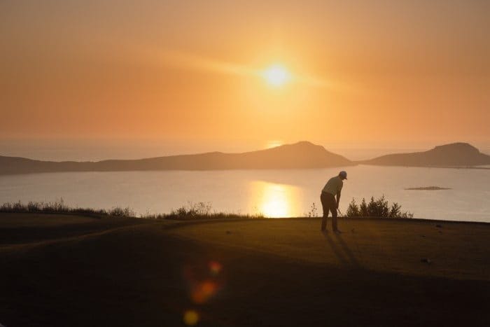 Costa Navarino The Westin;  Dune Course, Bay Course, The Hills en International Olympic Academy Golf Course.

Door deze 4 golfbanen van wereldklasse: Costa Navarino Dune Course en Bay Course, staat Griekenland in één klap op de kaart als ultieme golfbestemming. De lofuitingen in de internationale golfwereld over beide signature golfbanen zijn overweldigend. Zowel Dune Course als Bay Course behoren direct tot de fraaiste banen van Europa en bieden voor golfers van elk niveau een uitdaging.
