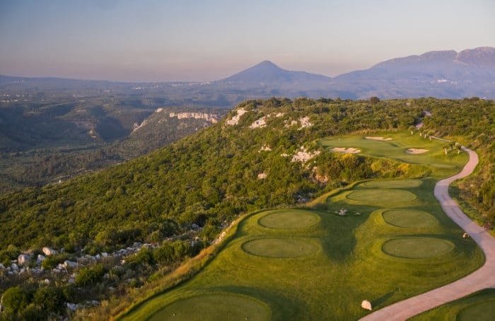 Costa Navarino The Westin;  Dune Course, Bay Course, The Hills en International Olympic Academy Golf Course.

Door deze 4 golfbanen van wereldklasse: Costa Navarino Dune Course en Bay Course, staat Griekenland in één klap op de kaart als ultieme golfbestemming. De lofuitingen in de internationale golfwereld over beide signature golfbanen zijn overweldigend. Zowel Dune Course als Bay Course behoren direct tot de fraaiste banen van Europa en bieden voor golfers van elk niveau een uitdaging.