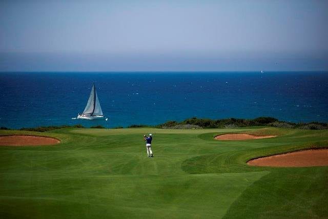 De Dunes Course werd in 2010 geopend. Deze 18-holes par-72 baan is ontworpen door Bernhard Langer in samenwerking met European Golf Design. Dunes Course ligt in een landschap met spectaculair uitzicht over zee en uitzicht op de rivier. Delen van de baan dicht zijn dicht bij de zee, het hoge duinen grenzend aan het gouden strand. Andere delen van de baan zijn in olijf-en-boomgaarden, terwijl sommige holes langs de kleine rivier lopen. De combinatie van geolvende greens en breede fairways dragen bij aan een unieke stijl en speelbaarheid.