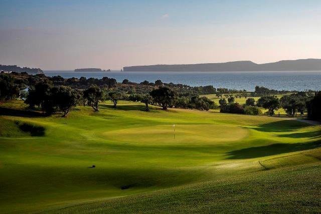Costa Navarino Dune Course, Bay Course, The Hills en International Olympic Academy Golf Course. Door deze 4 golfbanen van wereldklasse: Costa Navarino Dune Course en Bay Course, staat Griekenland in één klap op de kaart als ultieme golfbestemming. De lofuitingen in de internationale golfwereld over beide signature golfbanen zijn overweldigend. Zowel Dune Course als Bay Course behoren direct tot de fraaiste banen van Europa en bieden voor golfers van elk niveau een uitdaging.