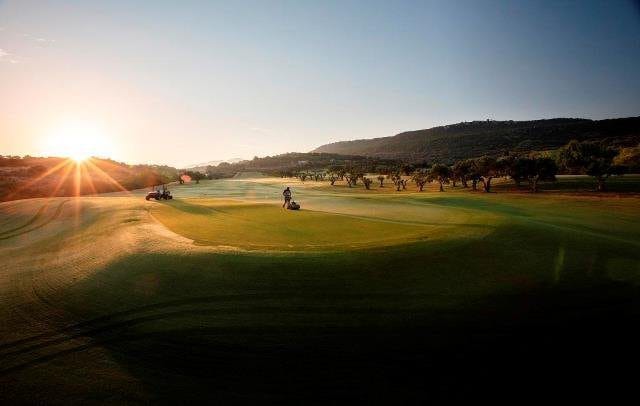 Costa Navarino The Westin;  Dune Course, Bay Course, The Hills en International Olympic Academy Golf Course.

Door deze 4 golfbanen van wereldklasse: Costa Navarino Dune Course en Bay Course, staat Griekenland in één klap op de kaart als ultieme golfbestemming. De lofuitingen in de internationale golfwereld over beide signature golfbanen zijn overweldigend. Zowel Dune Course als Bay Course behoren direct tot de fraaiste banen van Europa en bieden voor golfers van elk niveau een uitdaging.