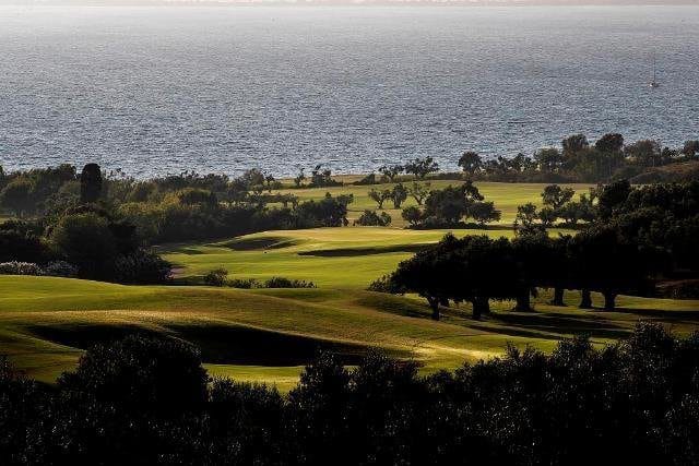 Costa Navarino Dune Course, Bay Course, The Hills en International Olympic Academy Golf Course.

Door deze 4 golfbanen van wereldklasse: Costa Navarino Dune Course en Bay Course, staat Griekenland in één klap op de kaart als ultieme golfbestemming. De lofuitingen in de internationale golfwereld over beide signature golfbanen zijn overweldigend. Zowel Dune Course als Bay Course behoren direct tot de fraaiste banen van Europa en bieden voor golfers van elk niveau een uitdaging.