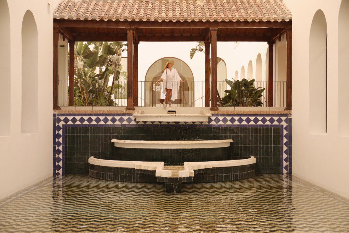 AGPUB_P0162 Lifestyle Exterior Fountain