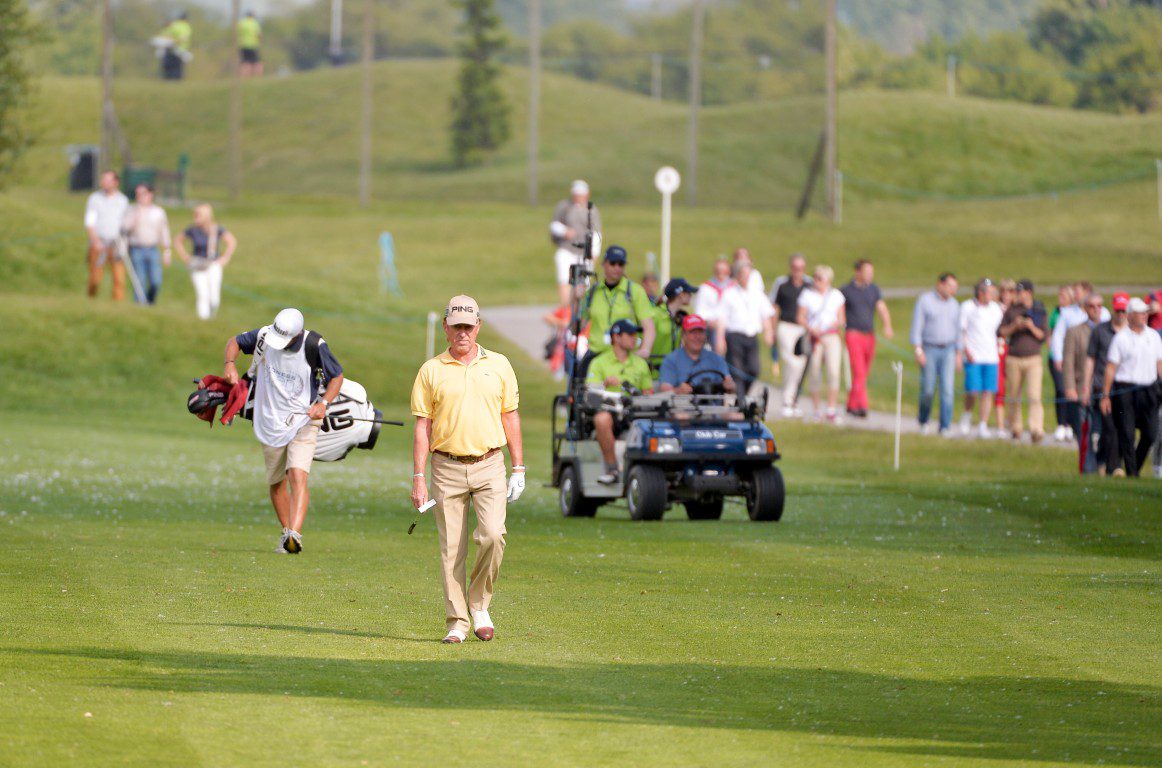 GEPA-07061387095 - ATZENBRUGG,AUSTRIA,07.JUN.13 - SPORT DIVERS, GOLF - PGA European Tour, Lyoness Open 2013 im Diamond Country Club. Bild zeigt Miguel Angel Jimenez (ESP) mit Zuschauer. Foto: GEPA pictures/ Martin Hoermandinger